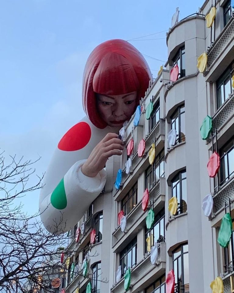 La Plasticienne Yayoi Kusama Veille Sur Les Champs Elys Es Mint Magazine